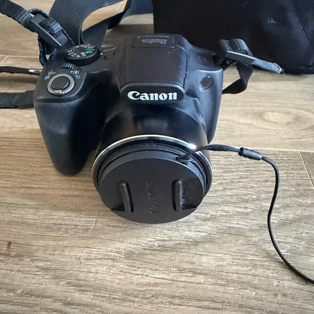 Canon Powershot SX520 HS Camera with Camera Lens Cover and Camera Bag
